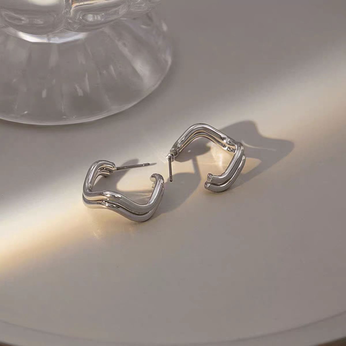 Women's Luxury Irregular Simple Cold Style Fashion Temperamental Minority Design High Earrings