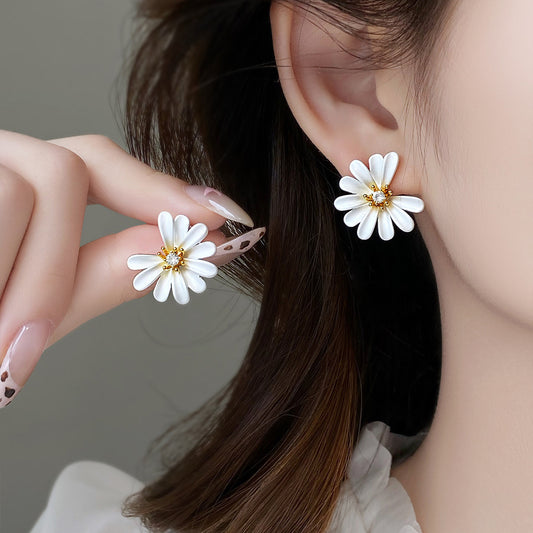 Super Beautiful White Flower Summer High-grade Female Stud Earrings