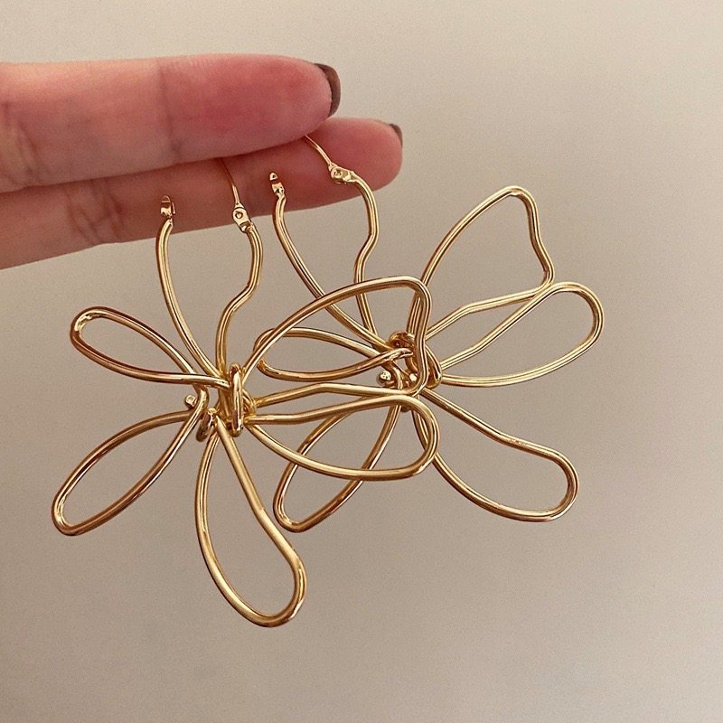 Retro Minimalist Metal Line Flower Fashion Minority Design Earrings