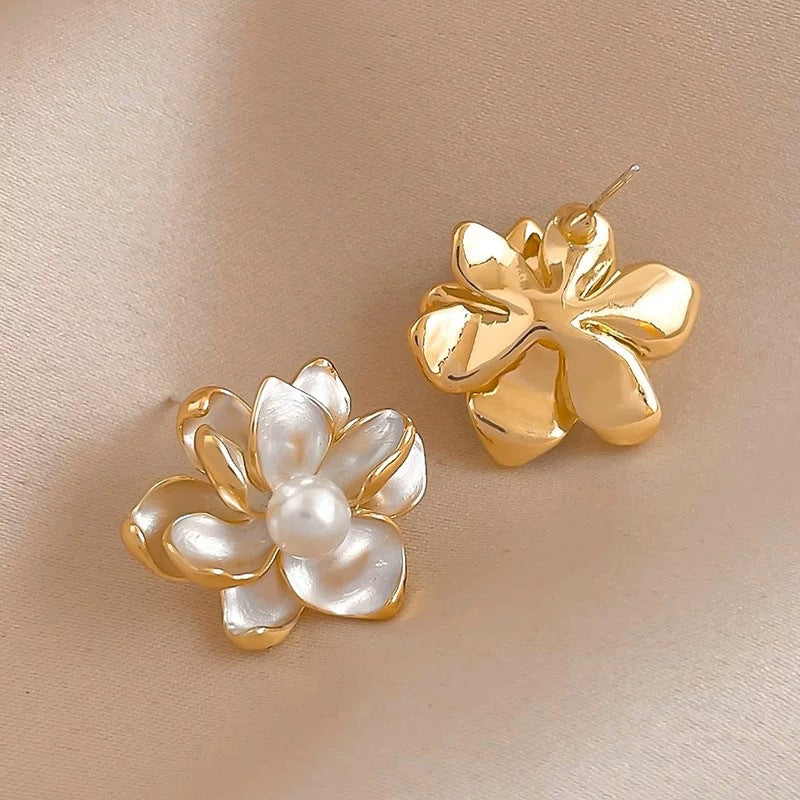 Women's Pearl Fresh Flower Fashion Elegant Wild Light Luxury Earrings