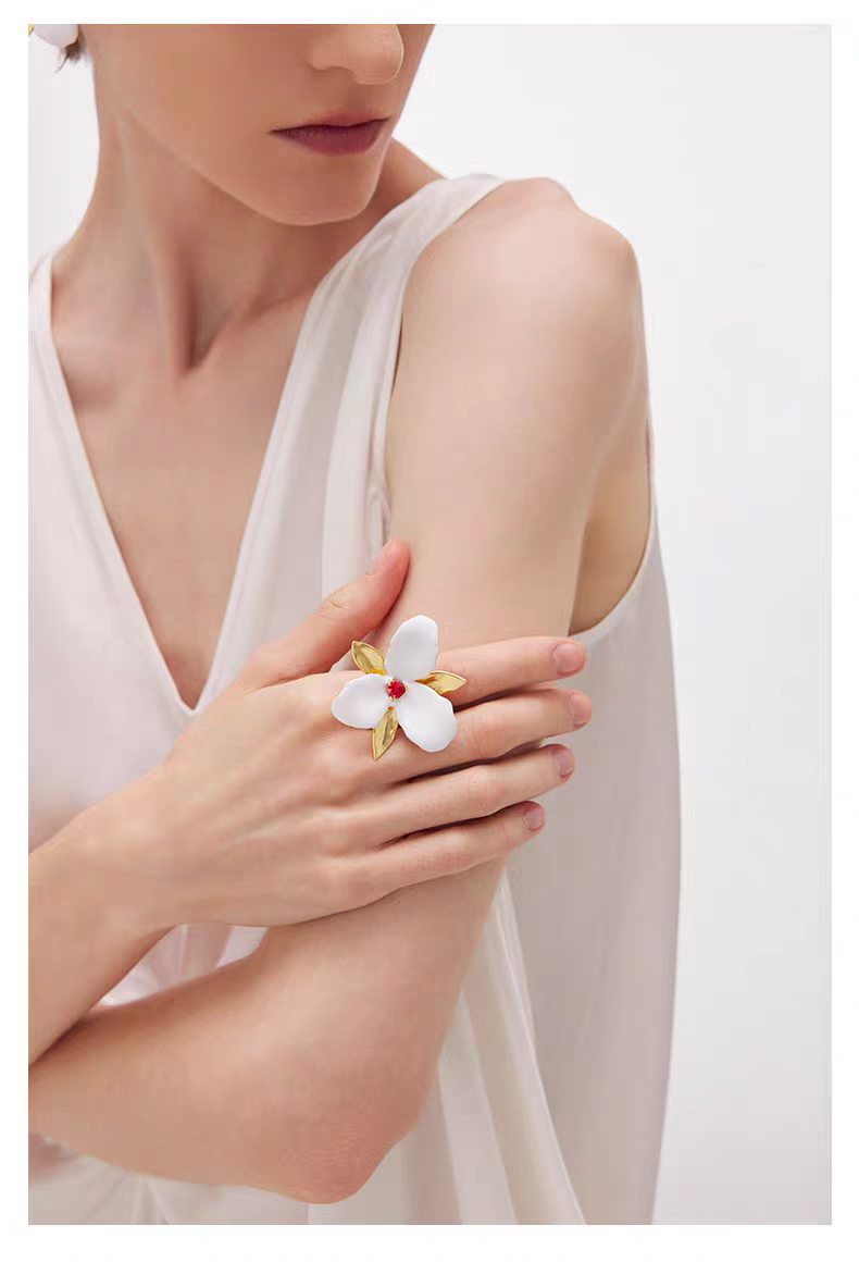 Women's Retro High Sense Simple Niche Design Flower Stud Earrings
