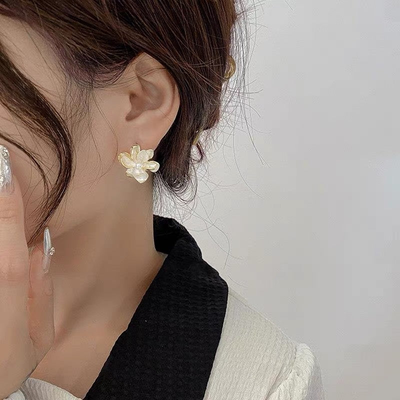Women's Pearl Fresh Flower Fashion Elegant Wild Light Luxury Earrings