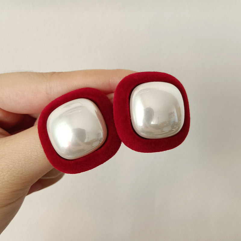Women's French Retro Geometric Light Luxury High-grade Flocking Imitation Shell Pearl Stud Earrings