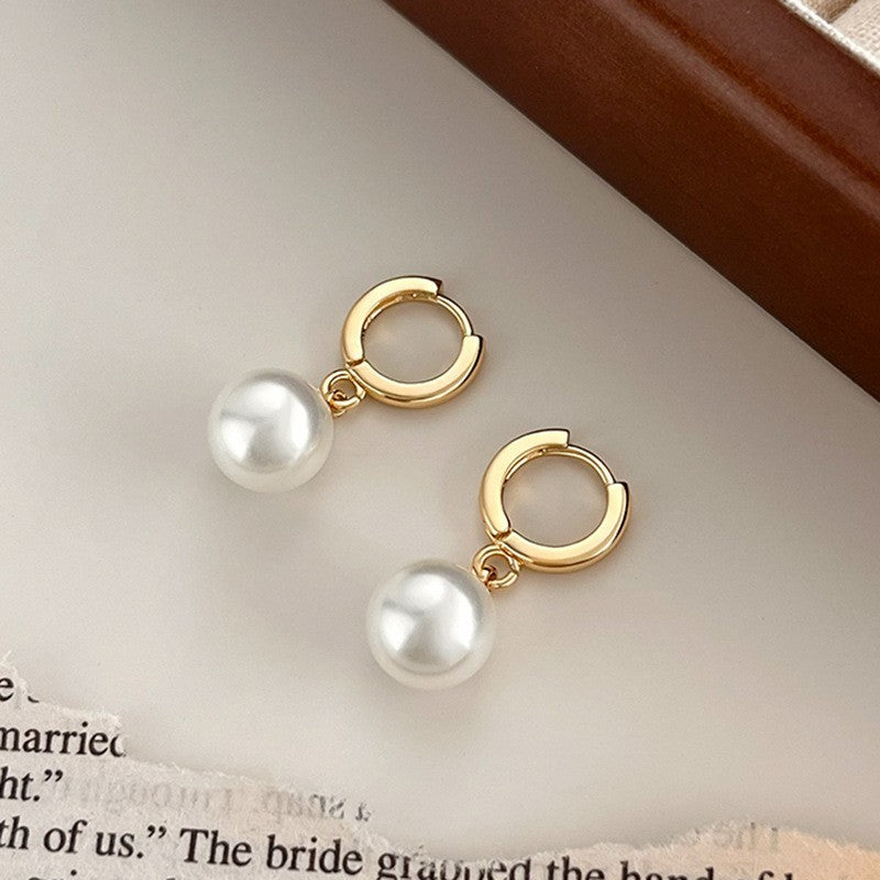 Women's Small Simple Hollow Pearl High-grade Refined Stud Earrings