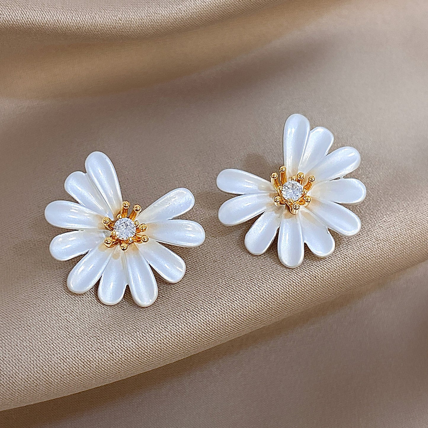Super Beautiful White Flower Summer High-grade Female Stud Earrings