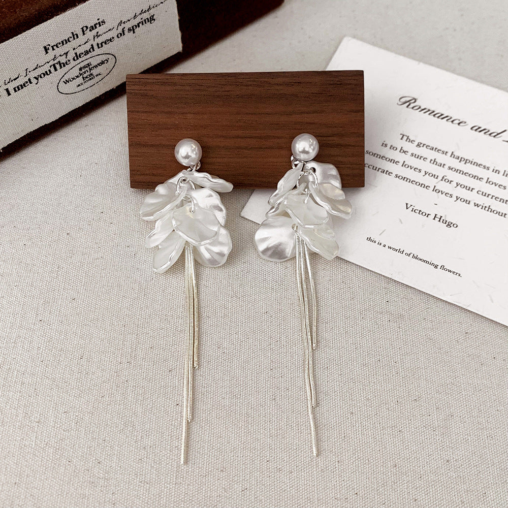 Women's High-grade Bright Pearl Petal Fringe Simple Graceful Fashionable Rings