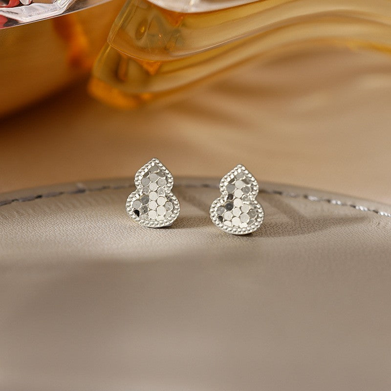 Women's Small Simple Hollow Pearl High-grade Refined Stud Earrings