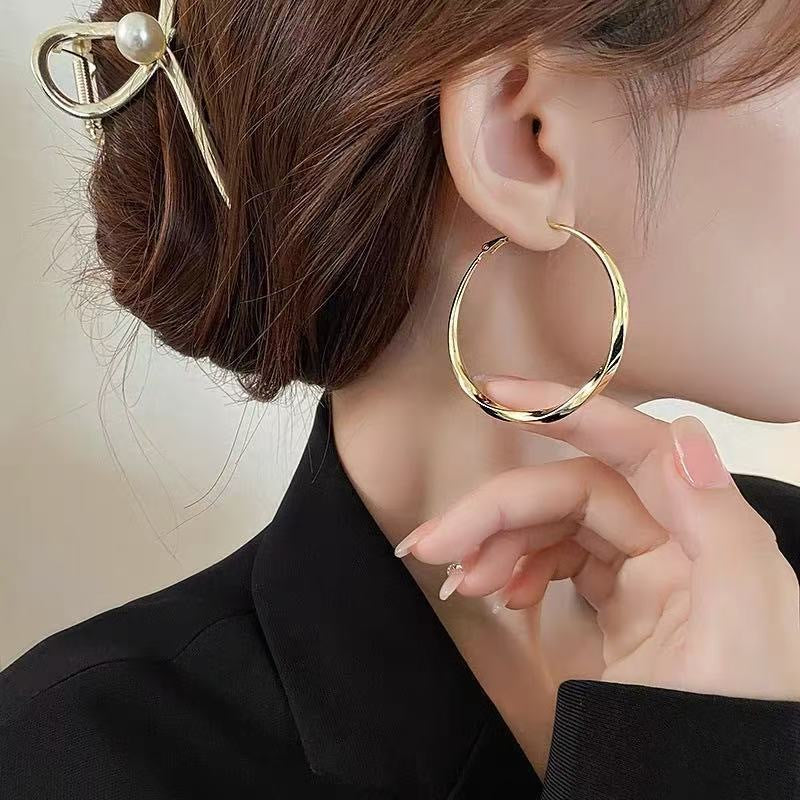 Women's Fashion Simple Large Hoop High-grade Light Luxury Temperament Earrings