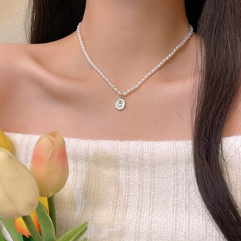 Women's Korean Style Vintage High-grade Pearl Design Clavicle Necklaces