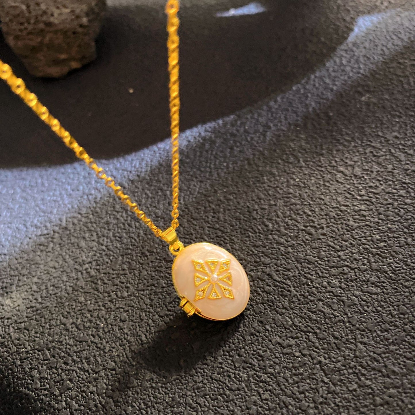 Women's Drip Glazed Box Fashion Shell Pearls Light Luxury Clavicle Pendants
