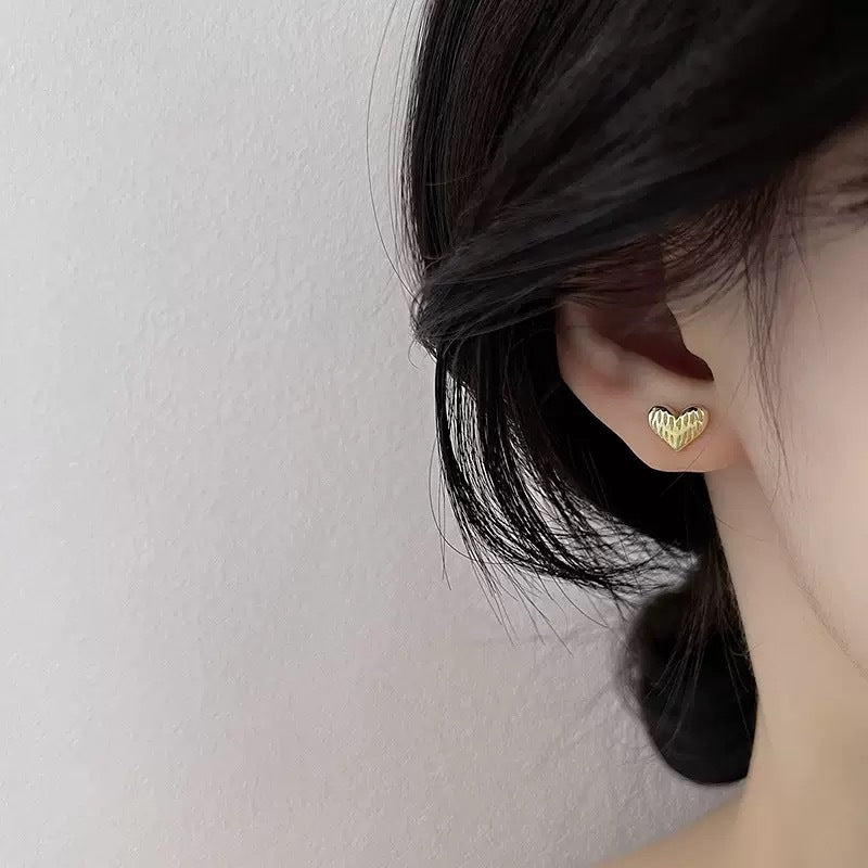 Heart-shaped Petite Simple Texture Three-dimensional Sweet Mini Ear Rings