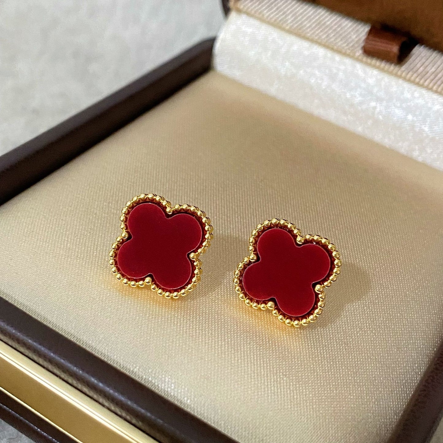 Gold-plated Retro Classic Fashion Four-leaf Clover Resin Female Light Luxury Stud Earrings