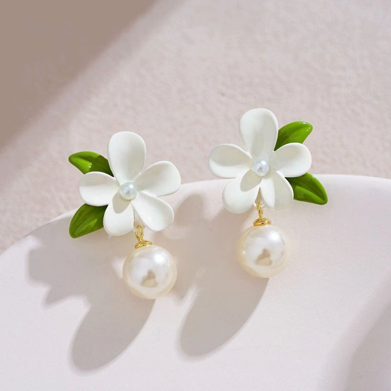 Women's Elegant Delicate Pearl Fashionable Niche Temperament Earrings