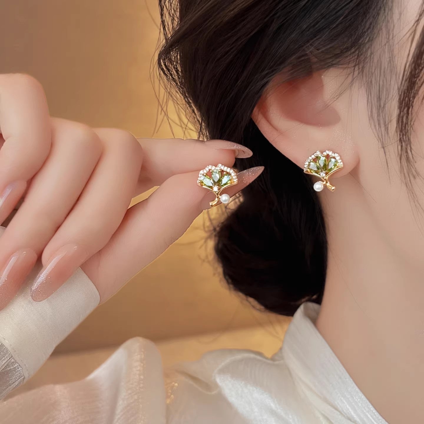 Women's Luxury Retro Fan-shaped Zircon High-grade Green Pearl Design Rings