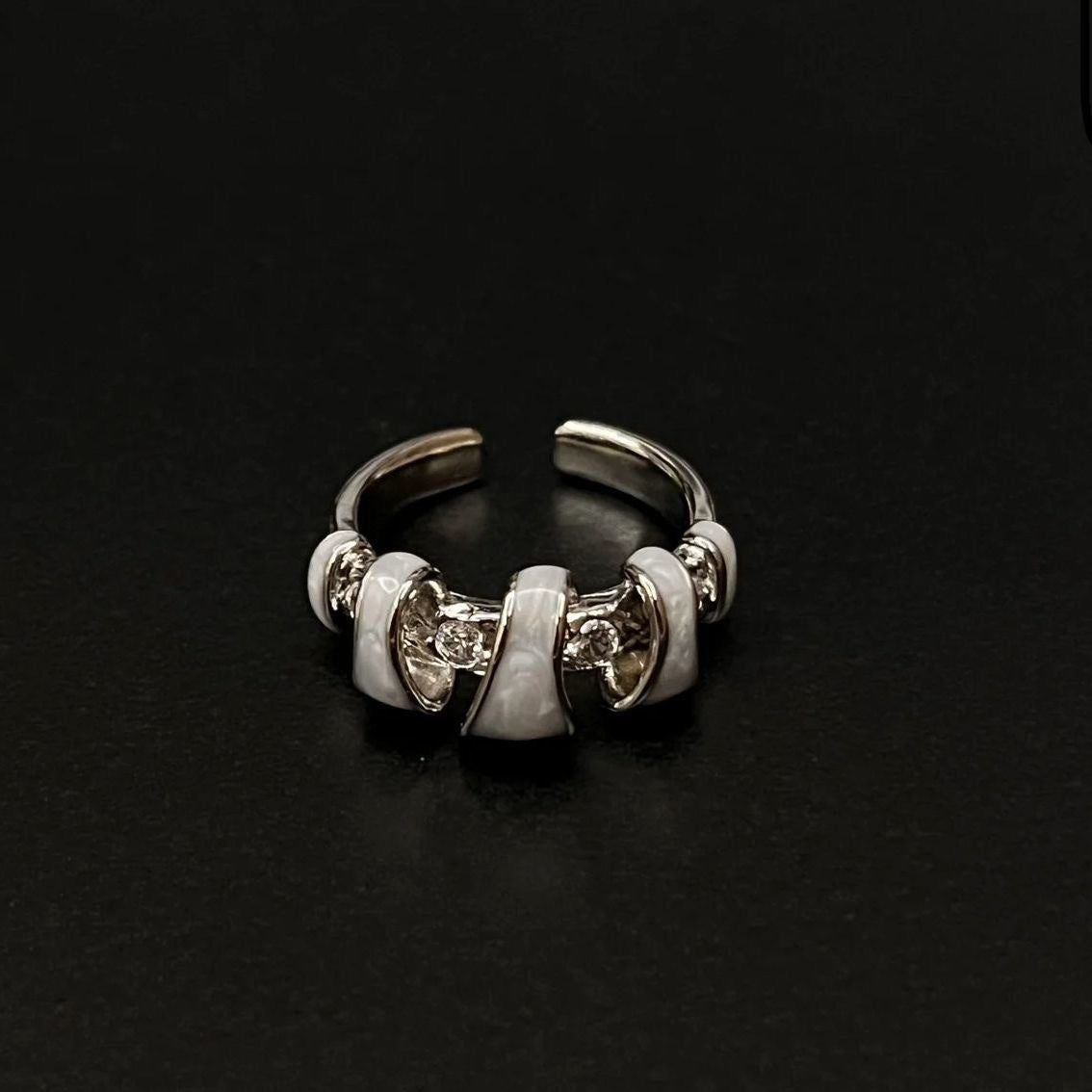 Vintage Fritillary Female Design High-grade Fashion Ring