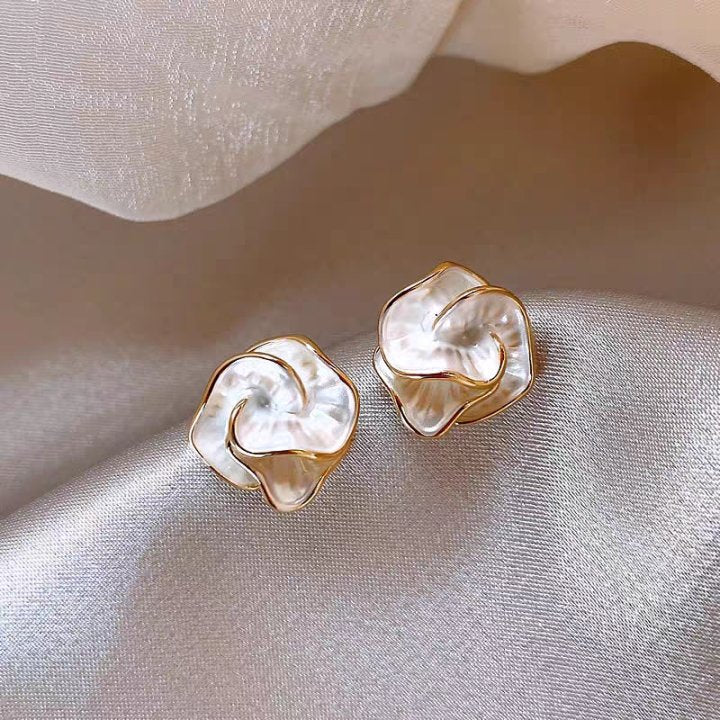 Women's Retro Affordable Luxury High-grade Ear Atmosphere Round Niche Earrings