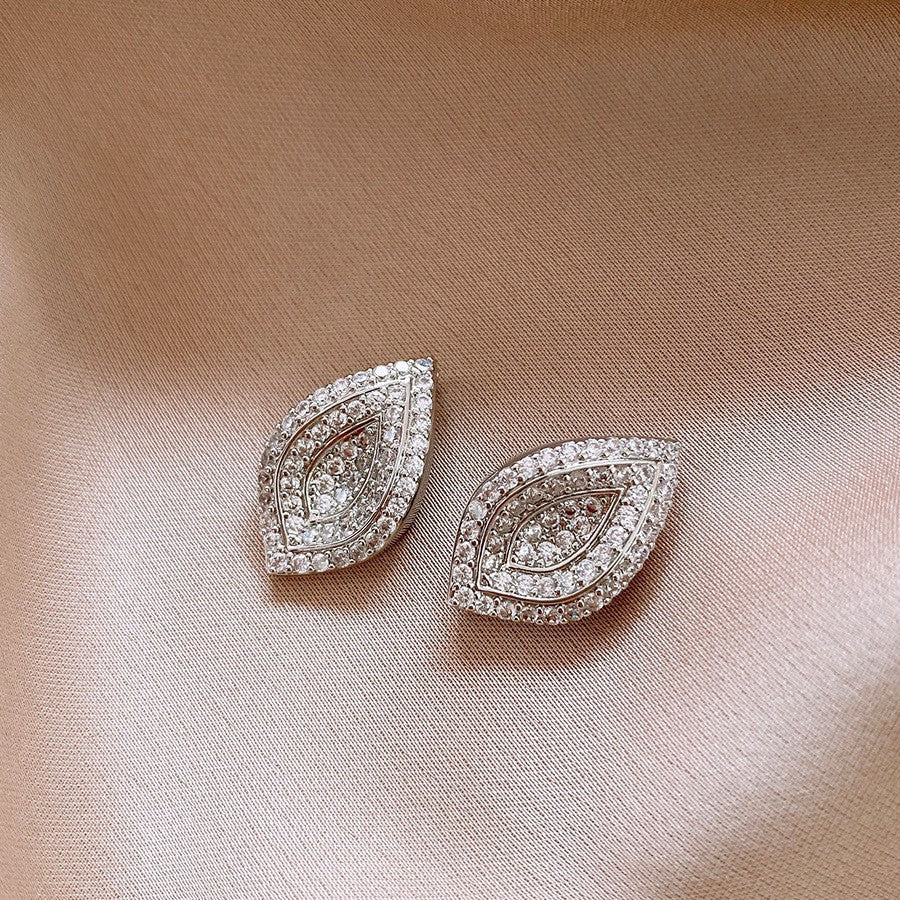 Sier Needle Metallic Hollow Flower Fishtail Pearl High-key Dignified Earrings