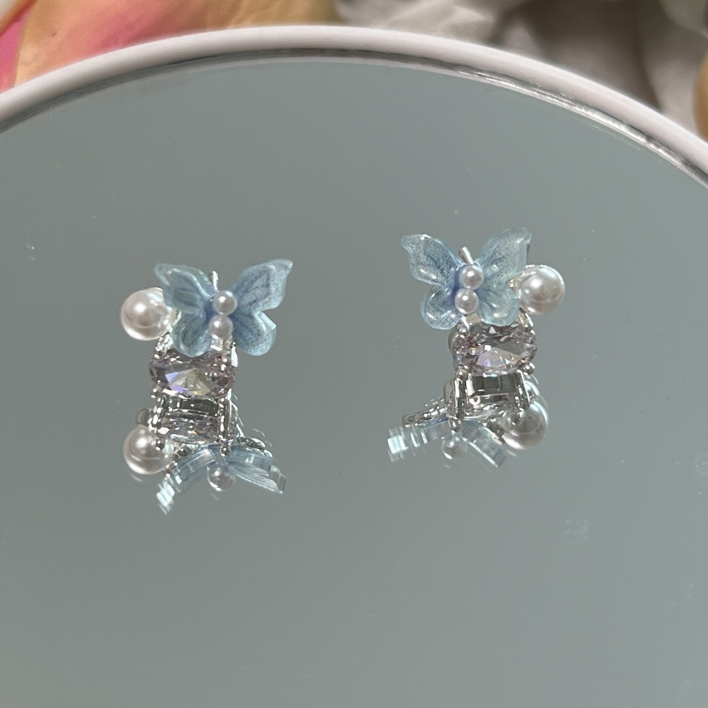 Gradient Color Fresh Pearl Butterfly Simple Earrings