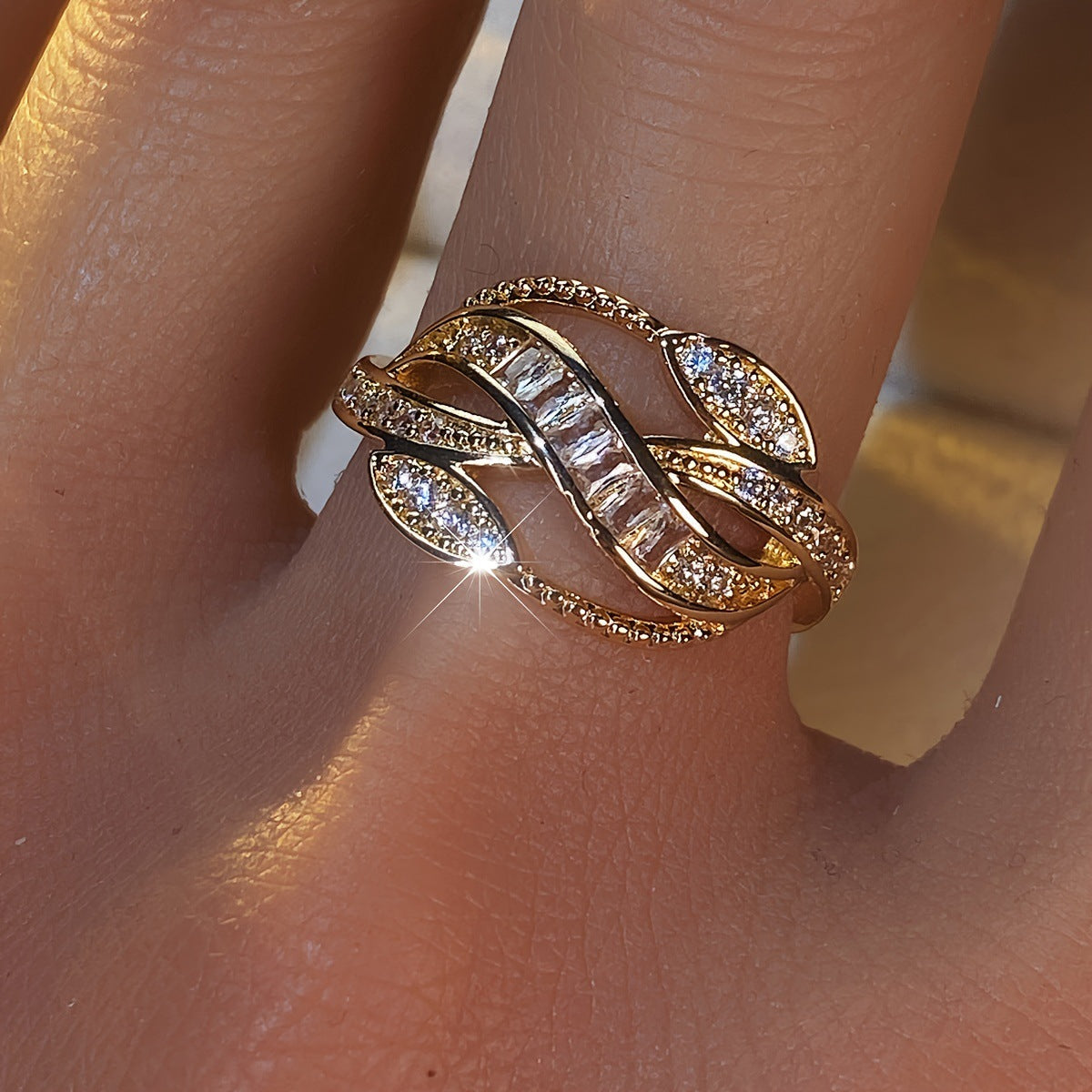 Luxury High-grade Full Inlaid Synthetic Zircon Super Flash Fashion Engagement Rings