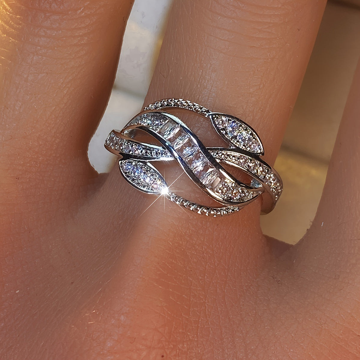 Luxury High-grade Full Inlaid Synthetic Zircon Super Flash Fashion Engagement Rings